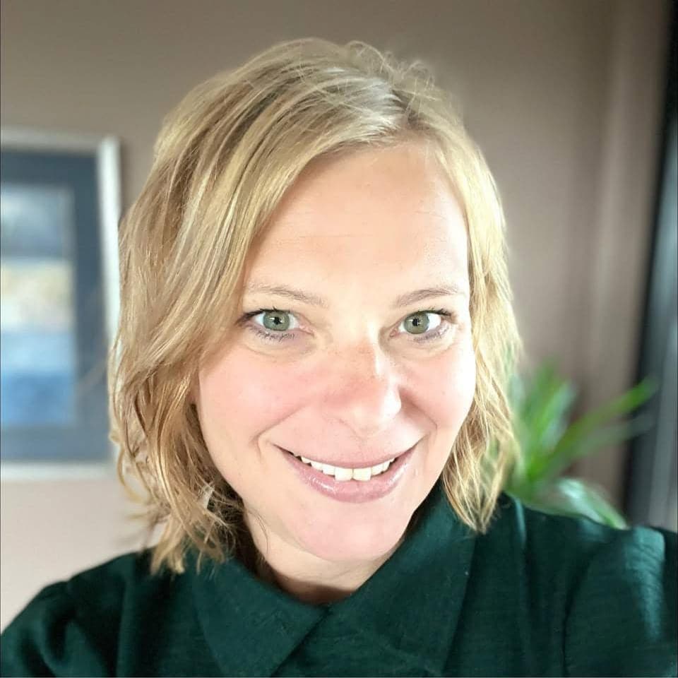 Hanne Nøding, profilbilde. Smiler mot kamera i mørkegrønn bluse.