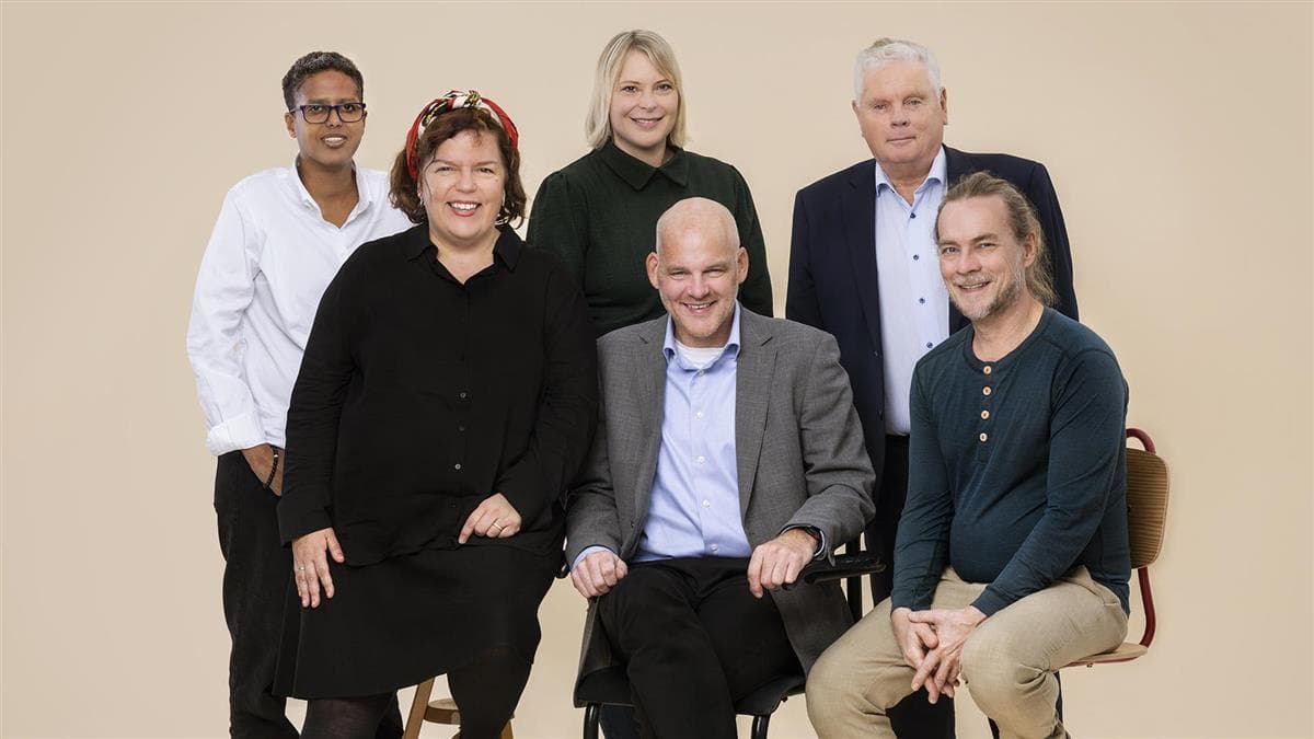 De seks initiativtakerne bak Nabovenn samlet i studio: Amal Aden, Else Kåss Furuseth, Hanne M. Nøding, Jan Davidsen, Peder Kjøs og Espen Lahnstein.